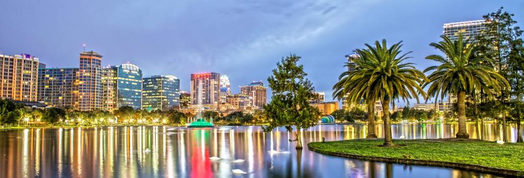 Park in Orlando am Abend